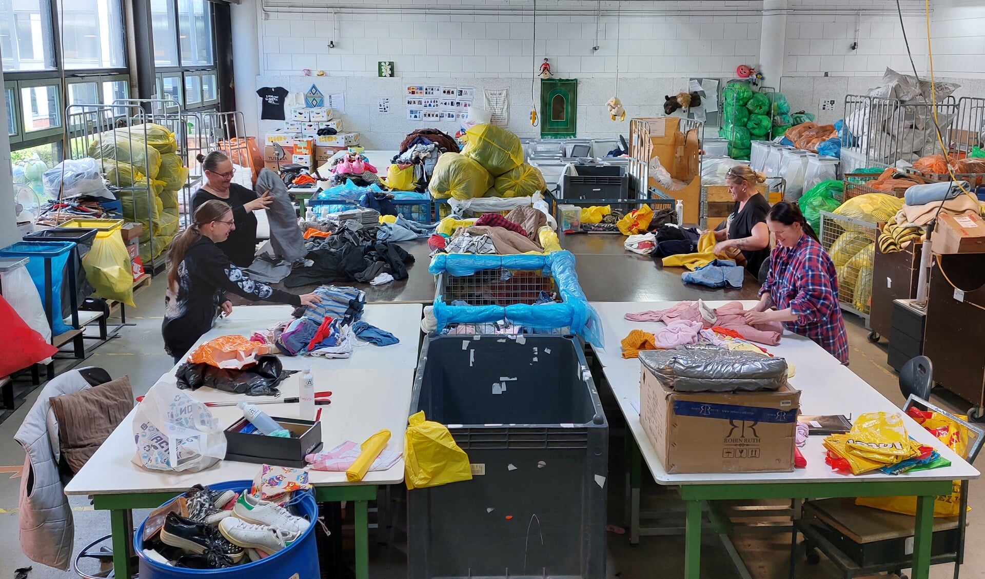 Het textiel wordt gesorteerd en beoordeeld in het Textielsorteercentrum van participatiebedrijf Spaarne Werkt in Cruquius. 