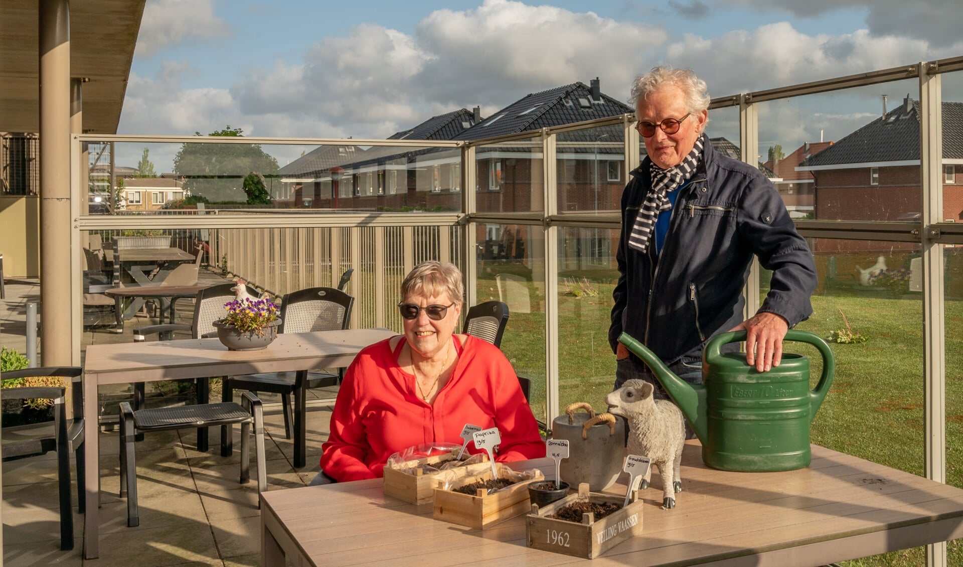 Olga Wendelgelst en Fred Bertrand van Stichting Vrienden Nicolaas, Waterpark en Overvest zamelen geld in voor de belevingsbalkontuin. Helpt u mee?
