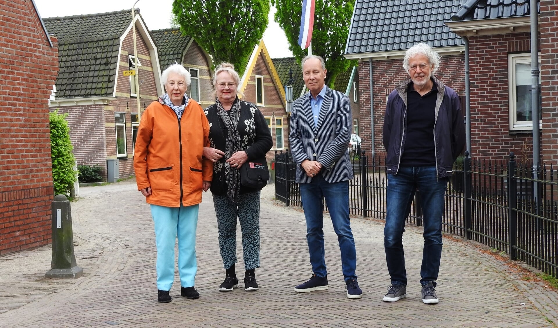 Vier leden van Comité Dorpsstraat Eihof Schoolstraat (DES). V.l.n.r. Wil van Dam, Connie Greeve, Marcel Jansen en Ben Obdam op de plaats van het gewenste paaltje.