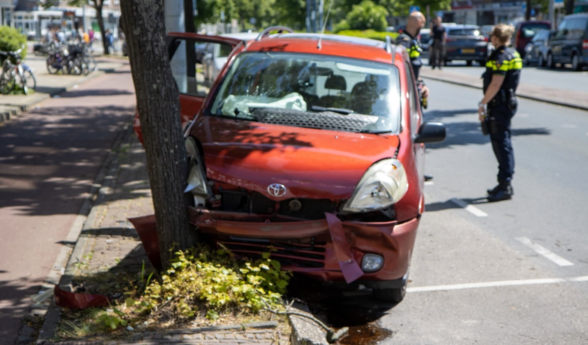 Automobiliste verliest macht over het stuur, drie auto’s beschadigd Burgemeester Knappertlaan