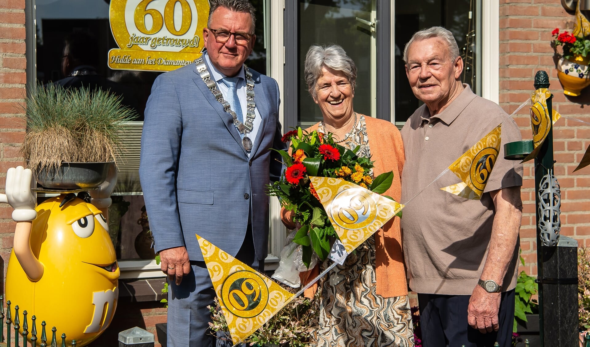 Wethouder Mario Hegger feliciteert Willem en Magda Kerk-van Wijkvliet met hun 60-jarig huwelijk.
