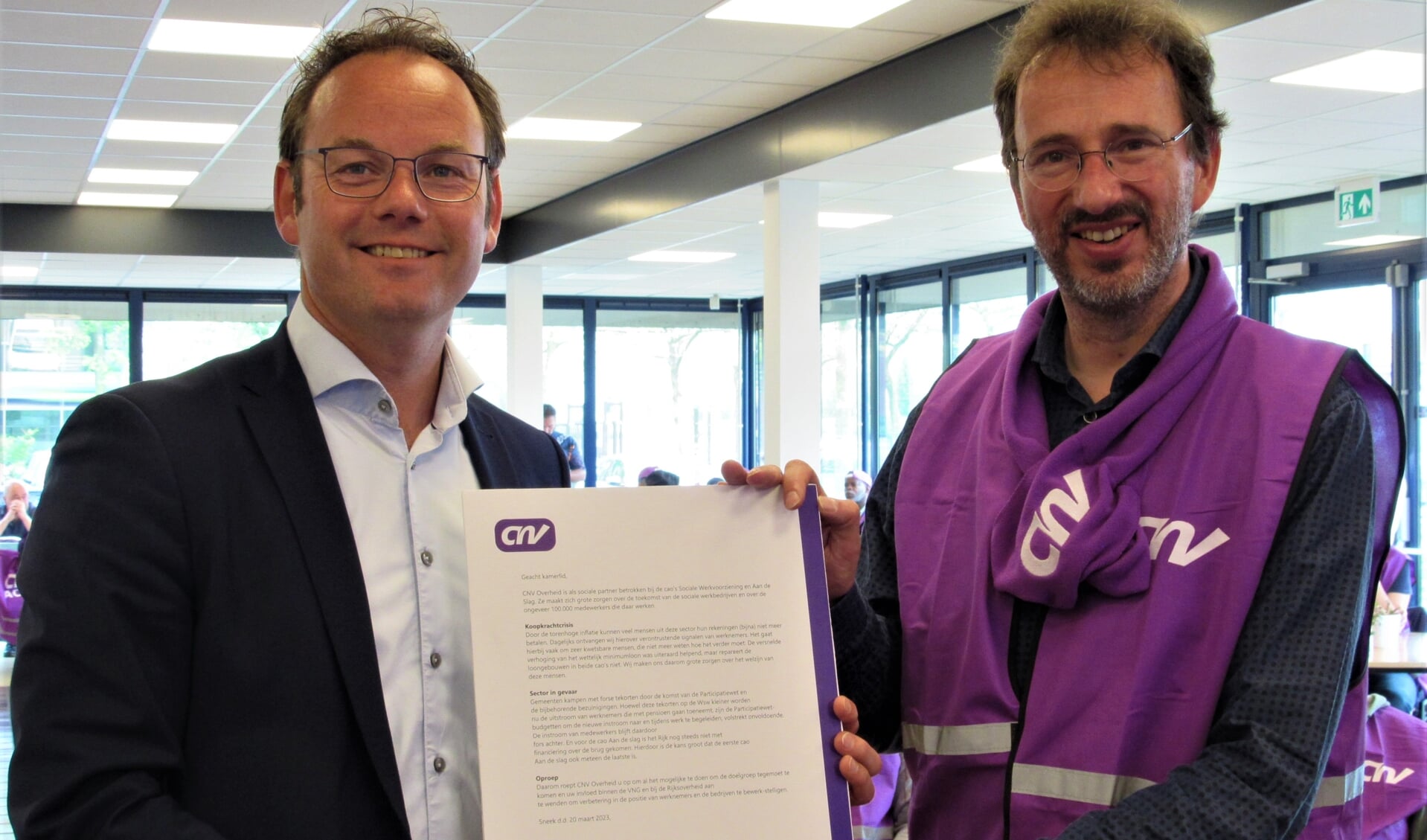 Wethouder Sjoerd Kuiper en Nico Foppen van CNV Overheid met een kopie van de verstuurde brief.