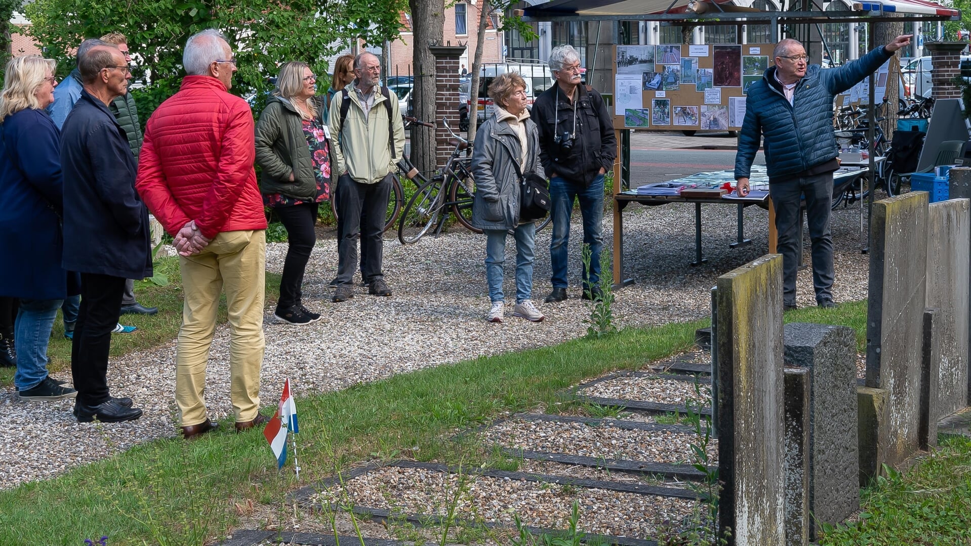 Alex Vallentgoed (rechts), van de Stichting Behoud en herstel Oude Begraafplaats Purmerend, verzorgt rondleidingen. 