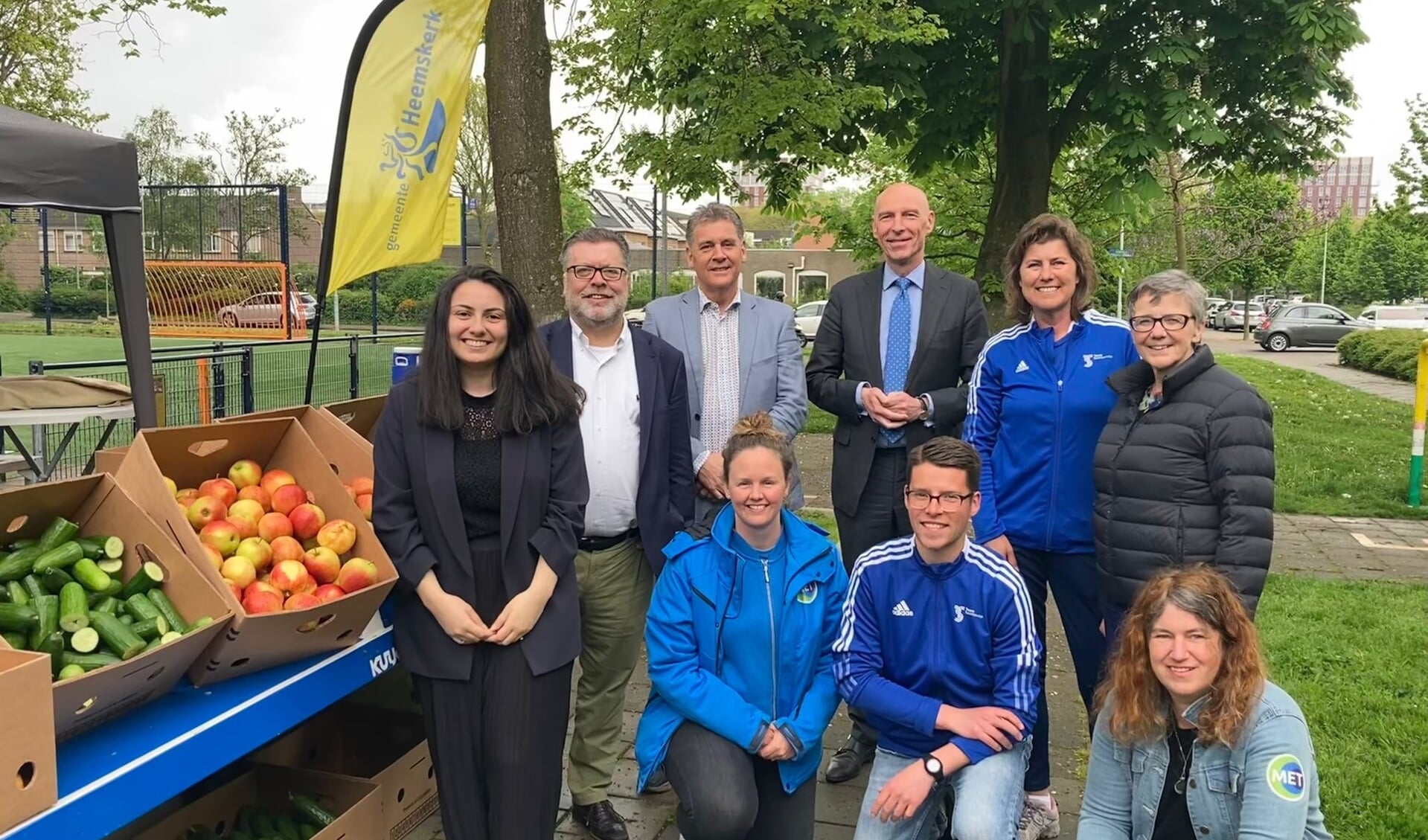 Burgemeester, wethouders, beleidsmedewerkers van de gemeente Heemskerk, Met Heemskerk en Team Sportservice Kennemerland op de foto.