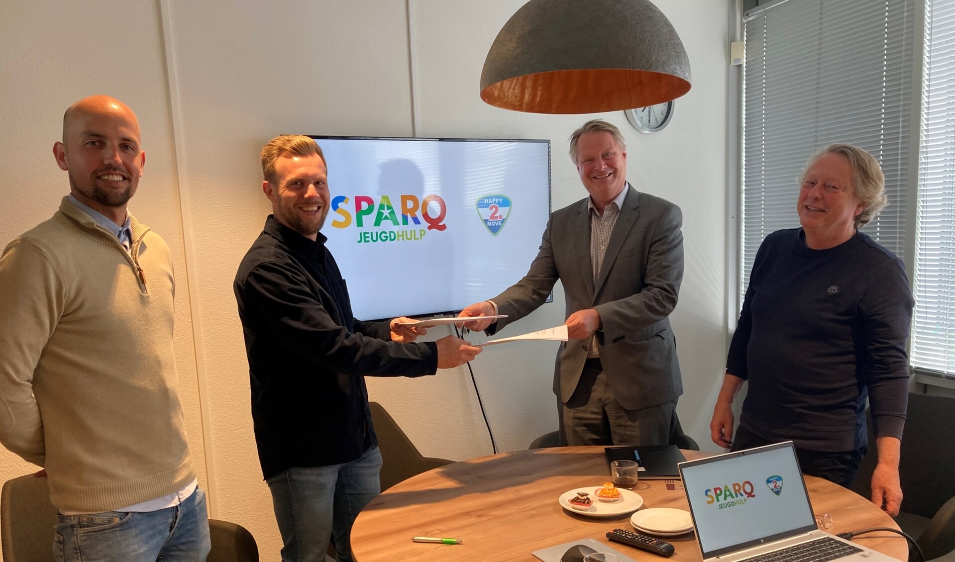 Maarten Sielcken (interim bestuurder van De Hartekamp Groep), Ed Rozendaal (Beleidsadviseur Sparq Jeugdhulp), Alex Breedt en Jur Bremer (bestuurders Happy2Move) tekenen de samenwerkingsovereenkomst. 