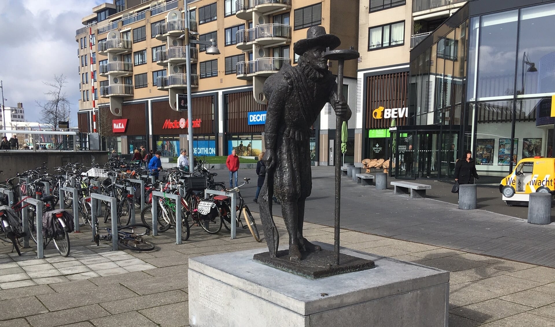 Het standbeeld op de Noorderkade.