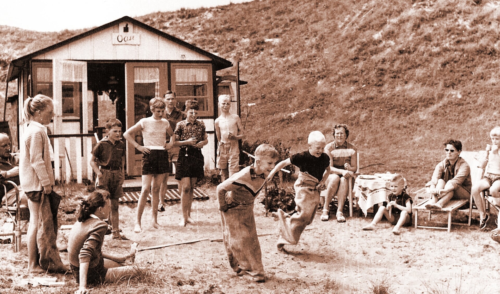 De kinderen van het terrein speelden altijd met elkaar, zoals een wedstrijdje zaklopen voor het huisje Oase van de familie Stam.