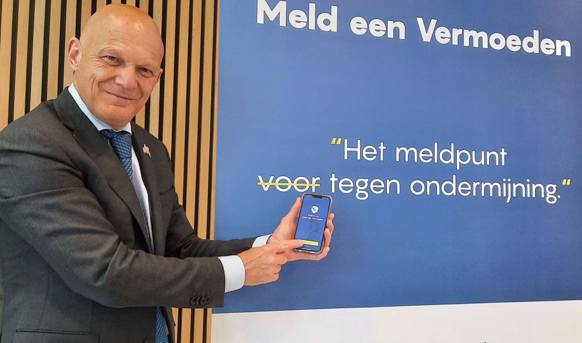 Burgemeester Bert Wijbenga installeerde afgelopen maandagmiddag als eerste de app Meld een Vermoeden om de veiligheid in Vlaardingen te verbeteren.