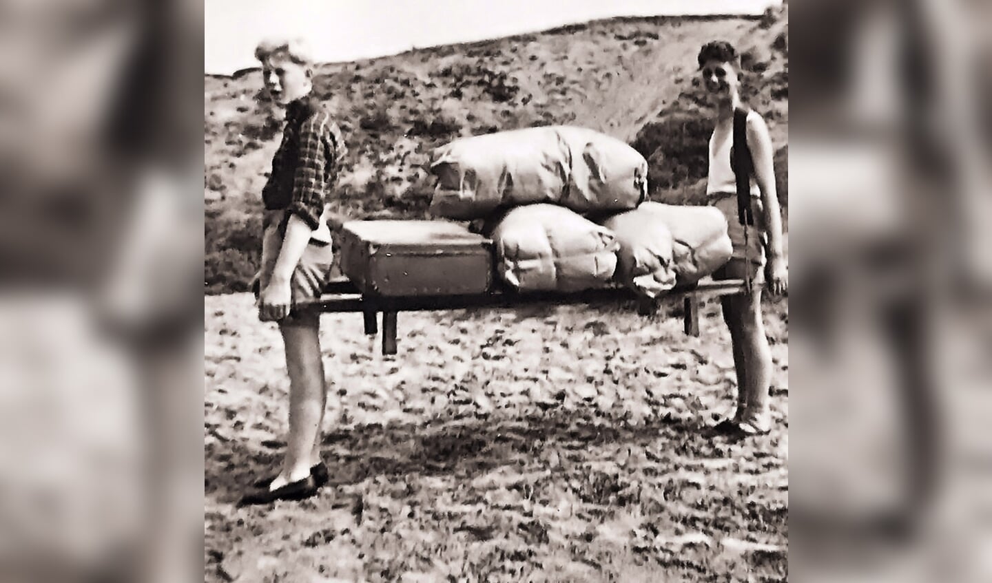Dekens, kussens en koffers werden in de jaren vijftig op deze manier naar de huisjes gebracht.