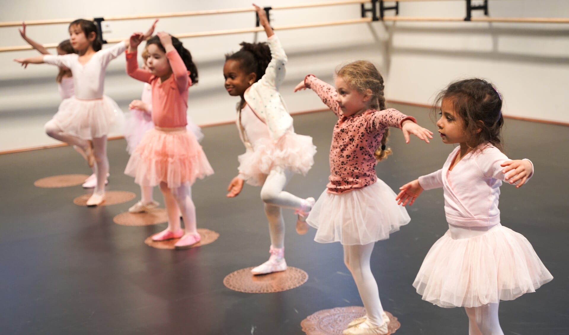 Kinderen kunnen meedoen met tal van proeflessen, zoals ballet.