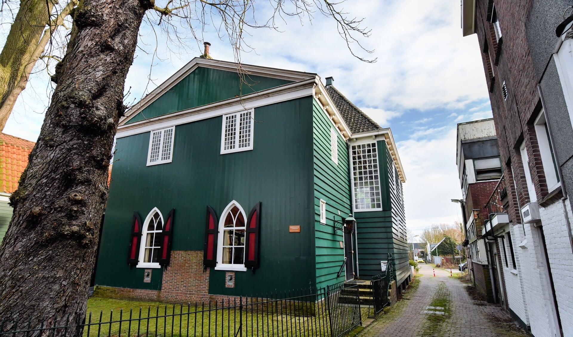 Ook de fraaie houten kerk van de Doopsgezinde gemeente in Krommenie is open. 