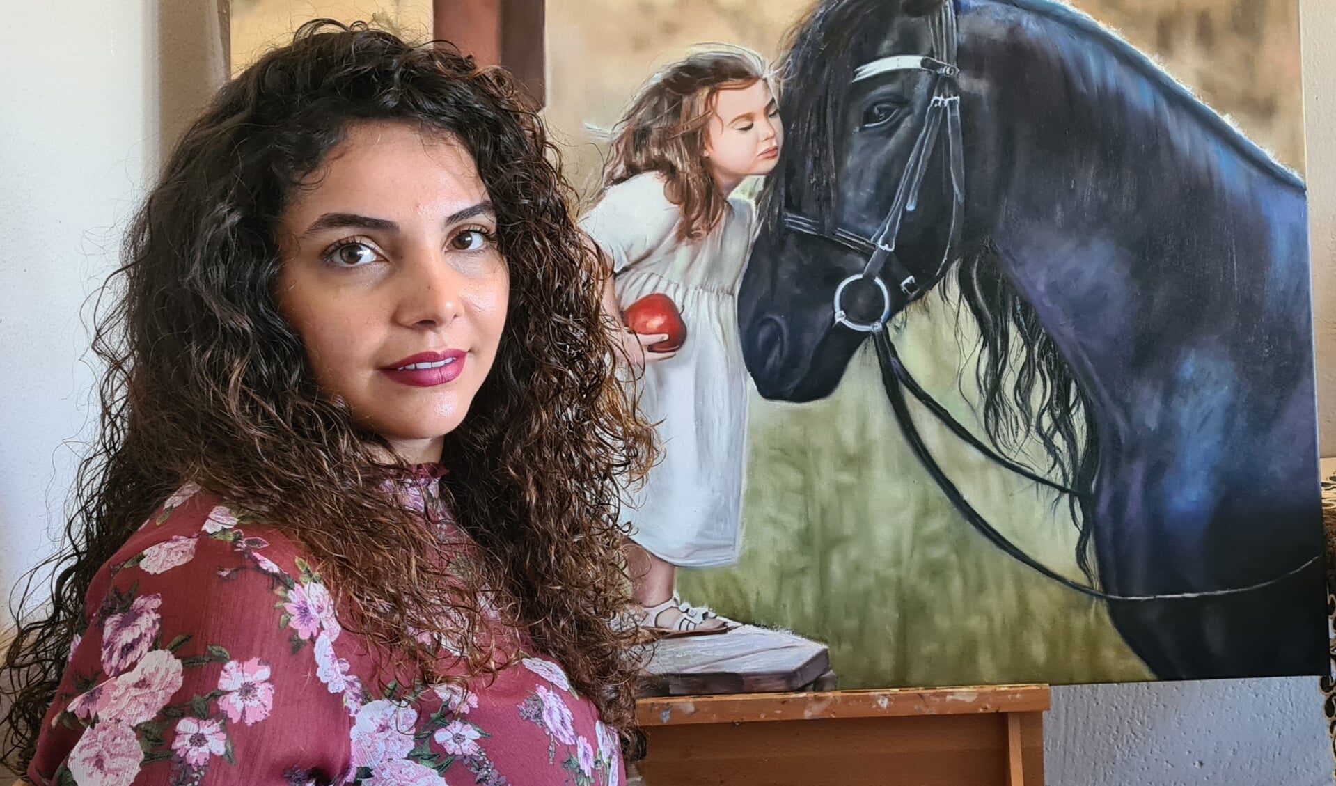 De jonge kunstenares Mahnaz exposeert tijdens de Kunstroute in het Behouden Huis. 