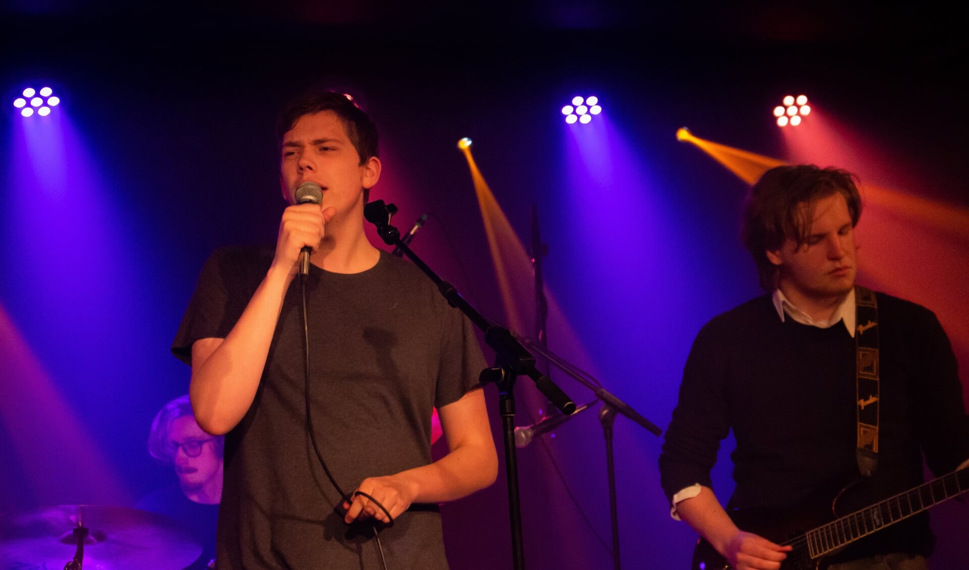 Lokale bands spelen op het Jongerenpodium.