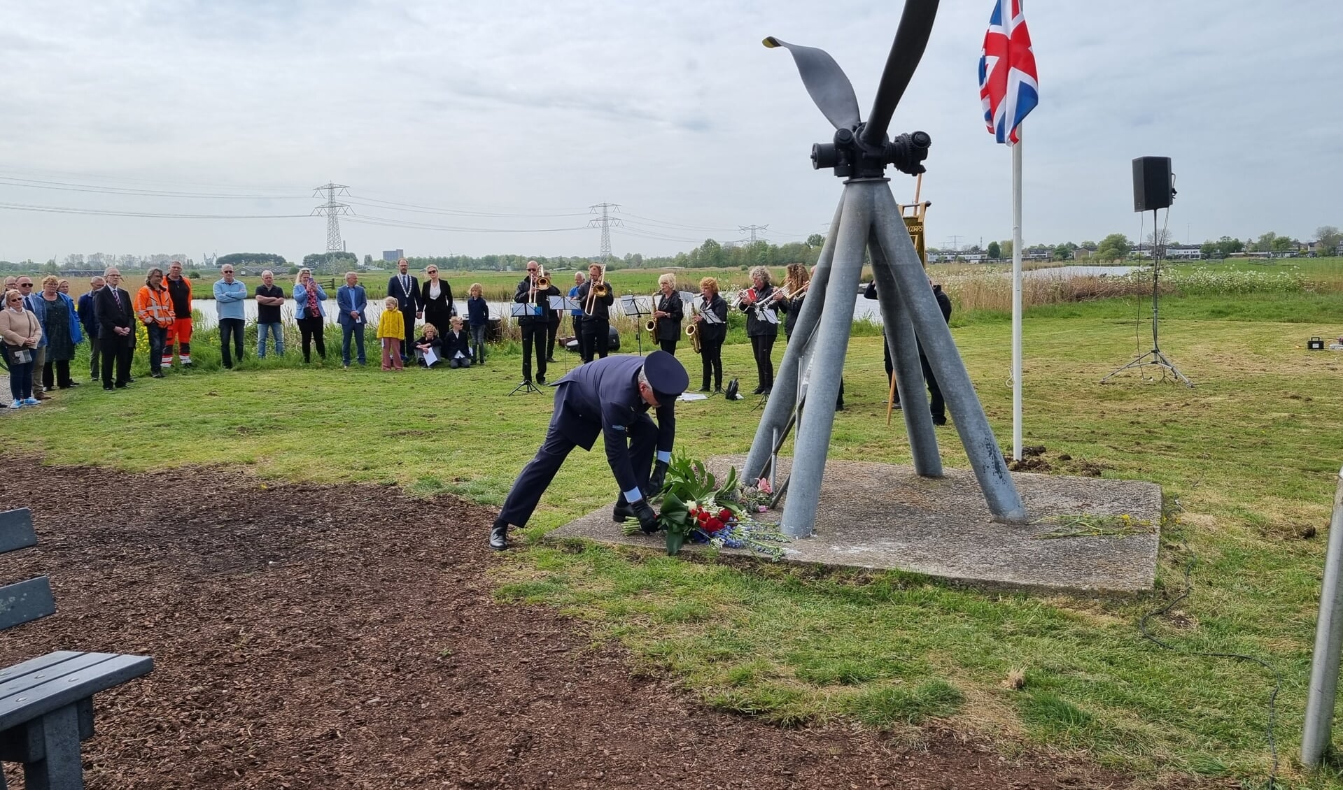 Kranslegging bij het monument in het Landsmeerderveld, herdenking 2022.