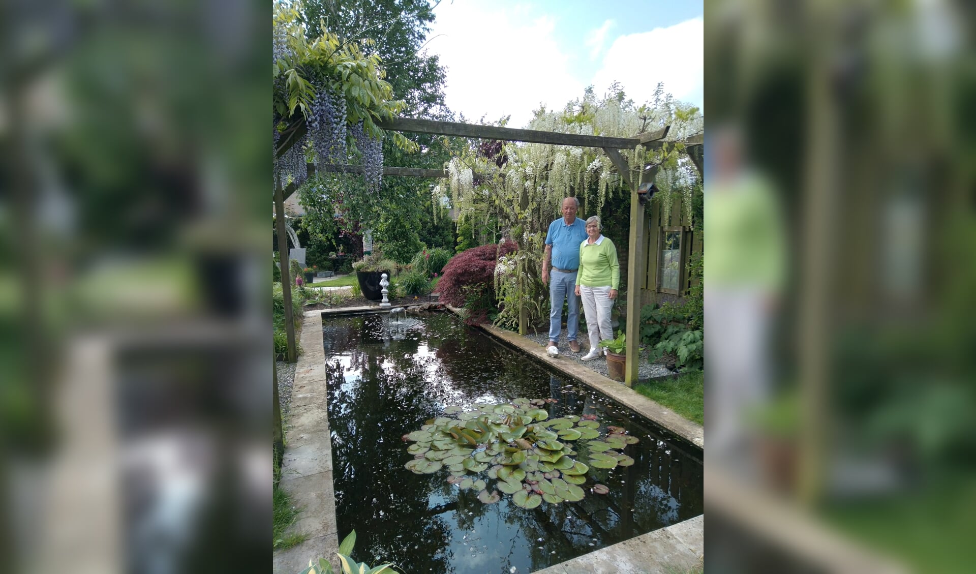 Bea en Henk Hoogervorst uit Akersloot. Hun tuin is een combinatie van een klassieke tuin en een cottage tuin en is in tweeën aangelegd.