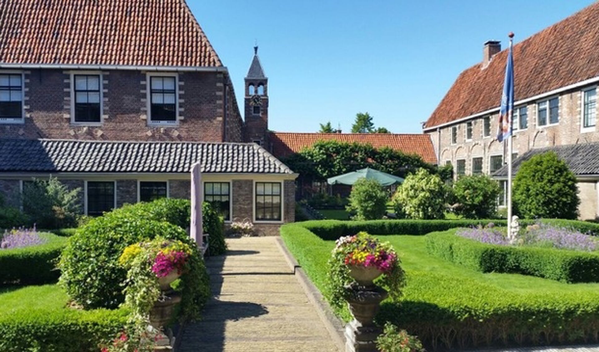 De mooie binnentuin van het Sint-Pietershof.