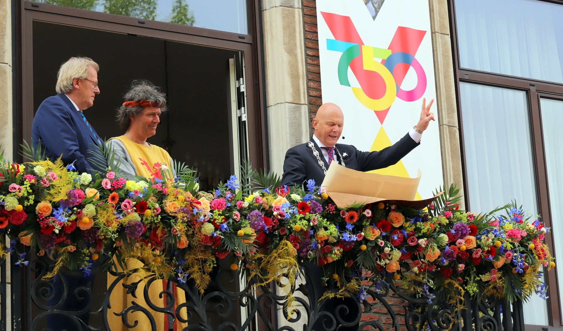 Burgemeester Wijbenga maakt het V-teken, het cadeau van graaf Floris V aan de 750-jarige stad Vlaardingen.