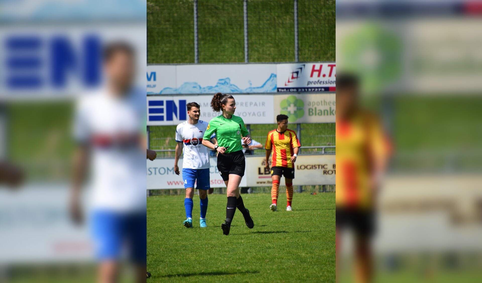 De 23-jarige vrouwelijke scheidsrechter Manon Plandsoen uit Leidschendam heeft in het damesvoetbal al op het hoogste niveau wedstrijden gefloten.  