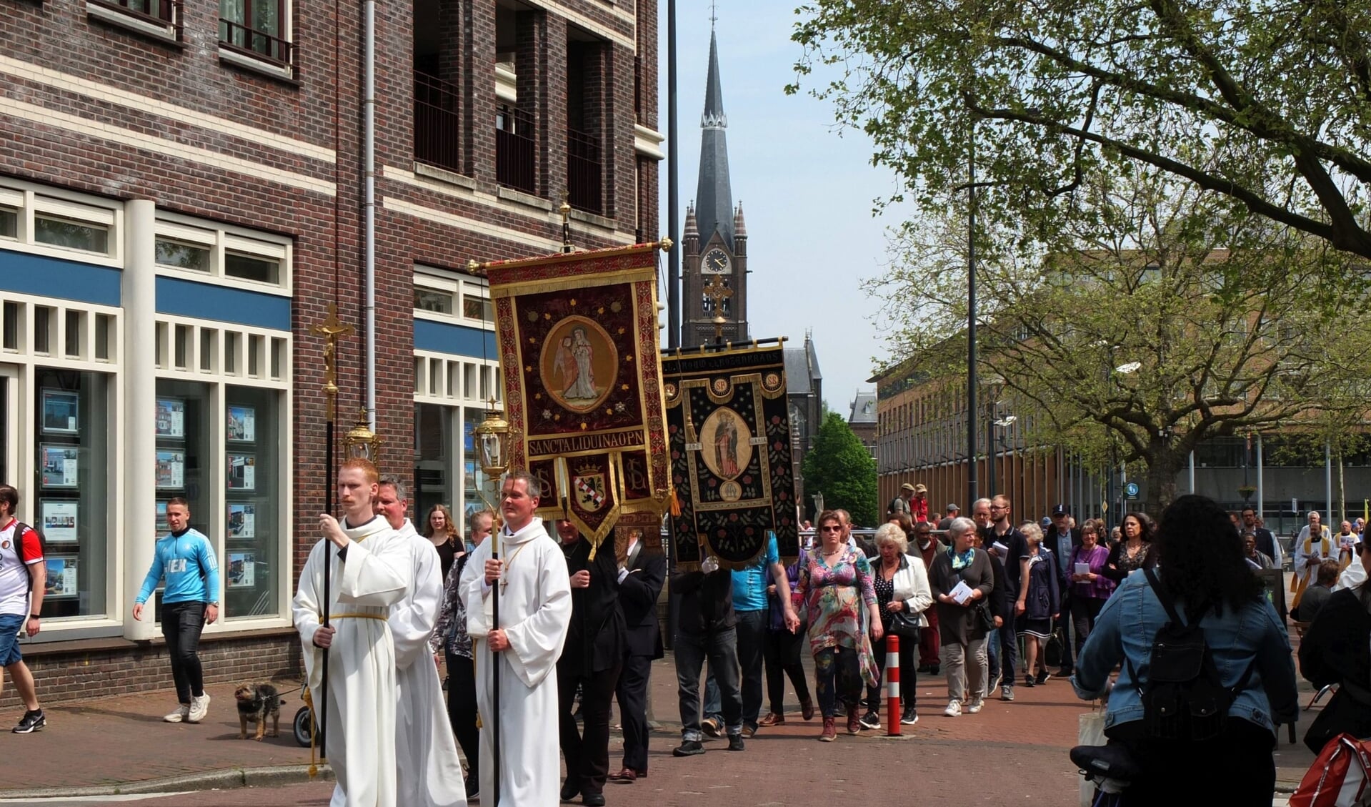 De processie beweegt zich van de Liduina Basiliek over het Stadserf en het Land van Belofte naar de Lange Kerkstraat.