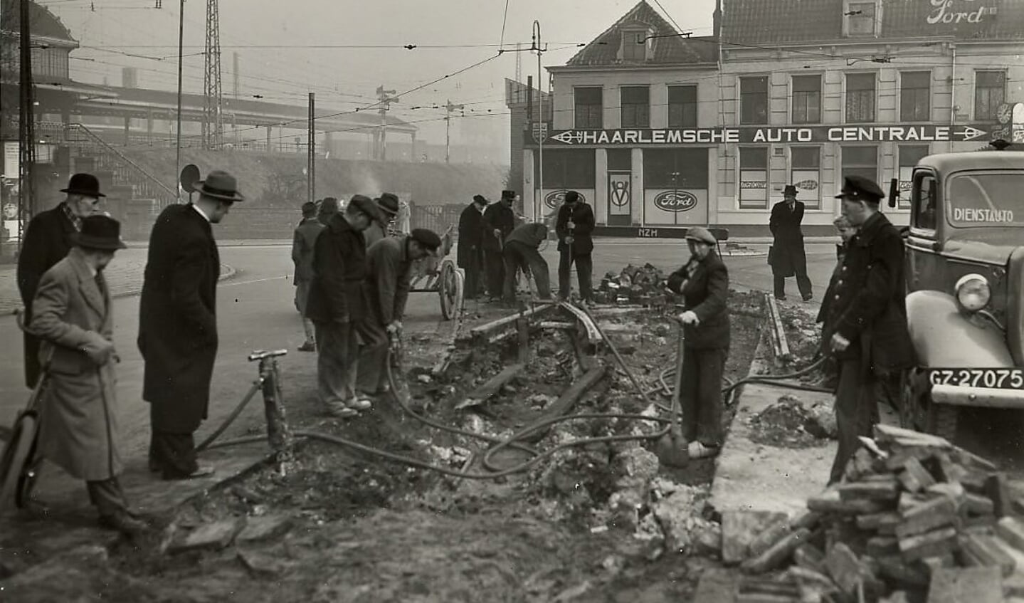 ‘De petten en de hoeden’ op het Stationsplein in 1948.