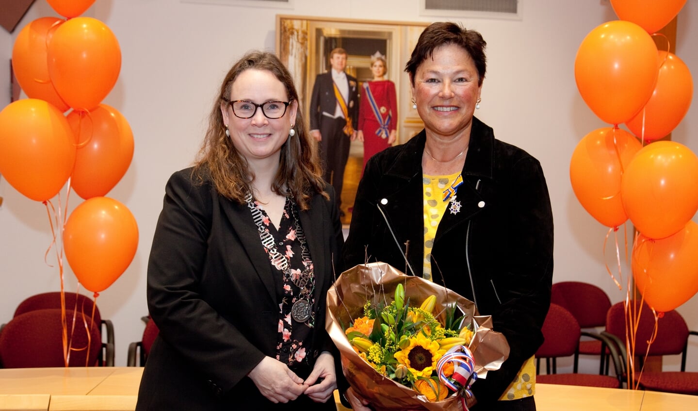Karin Ross-Molenaar kreeg ook uit handen van burgemeester Judith Michel de onderscheiding tot Lid in de orde van Oranje-Nassau.