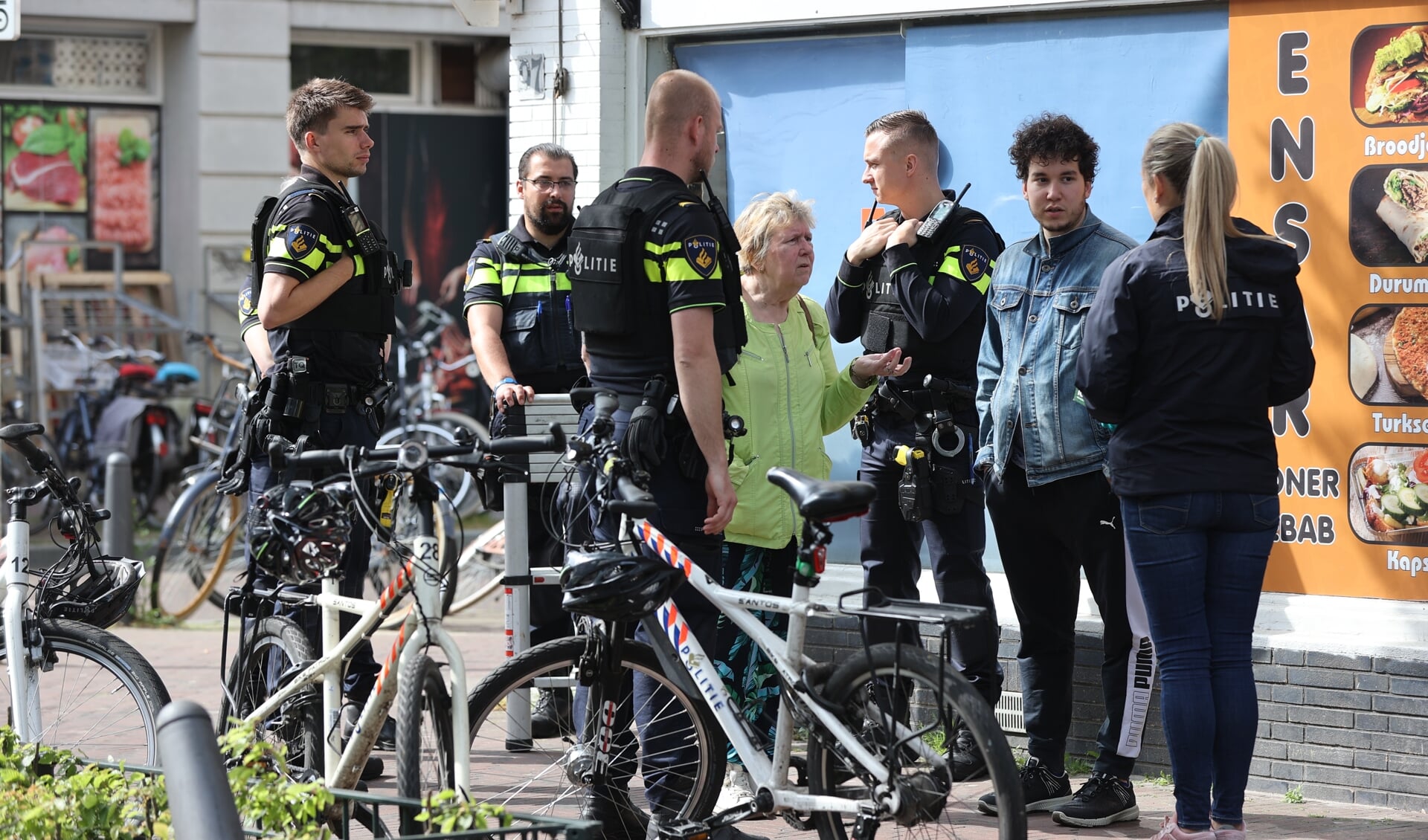 Arrestatieteam doet inval na mogelijk schietincident in woning Stationsweg
