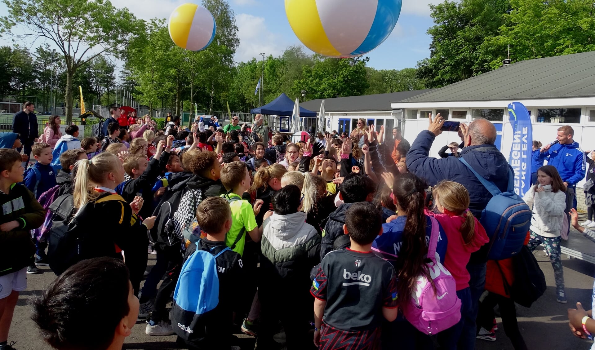 Even ballonnen hoog houden. Zo begonnen de eerste Schiedamse Sport Spelen. (Foto: UWM)