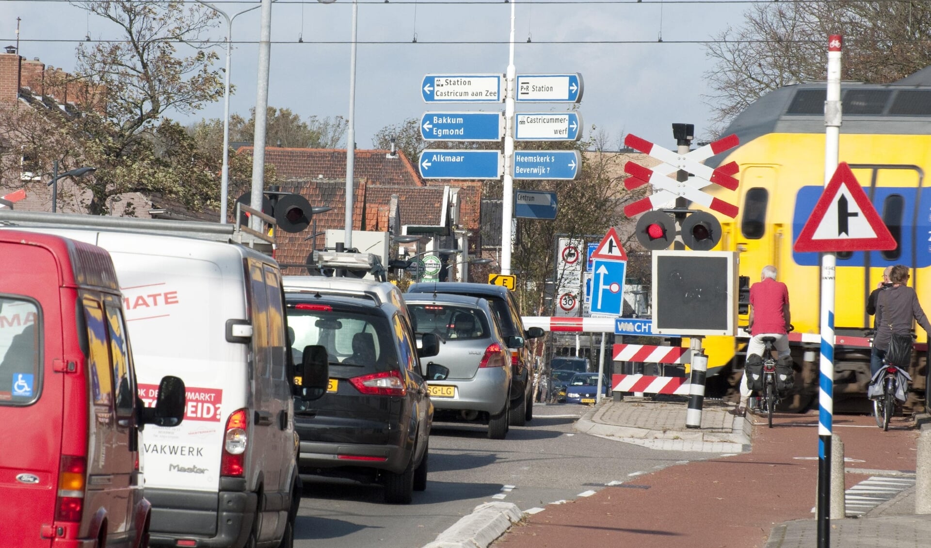 Waarom een autoluwe Dorpsstraat voor een veilige overweg zo belangrijk is, blijft onduidelijk.