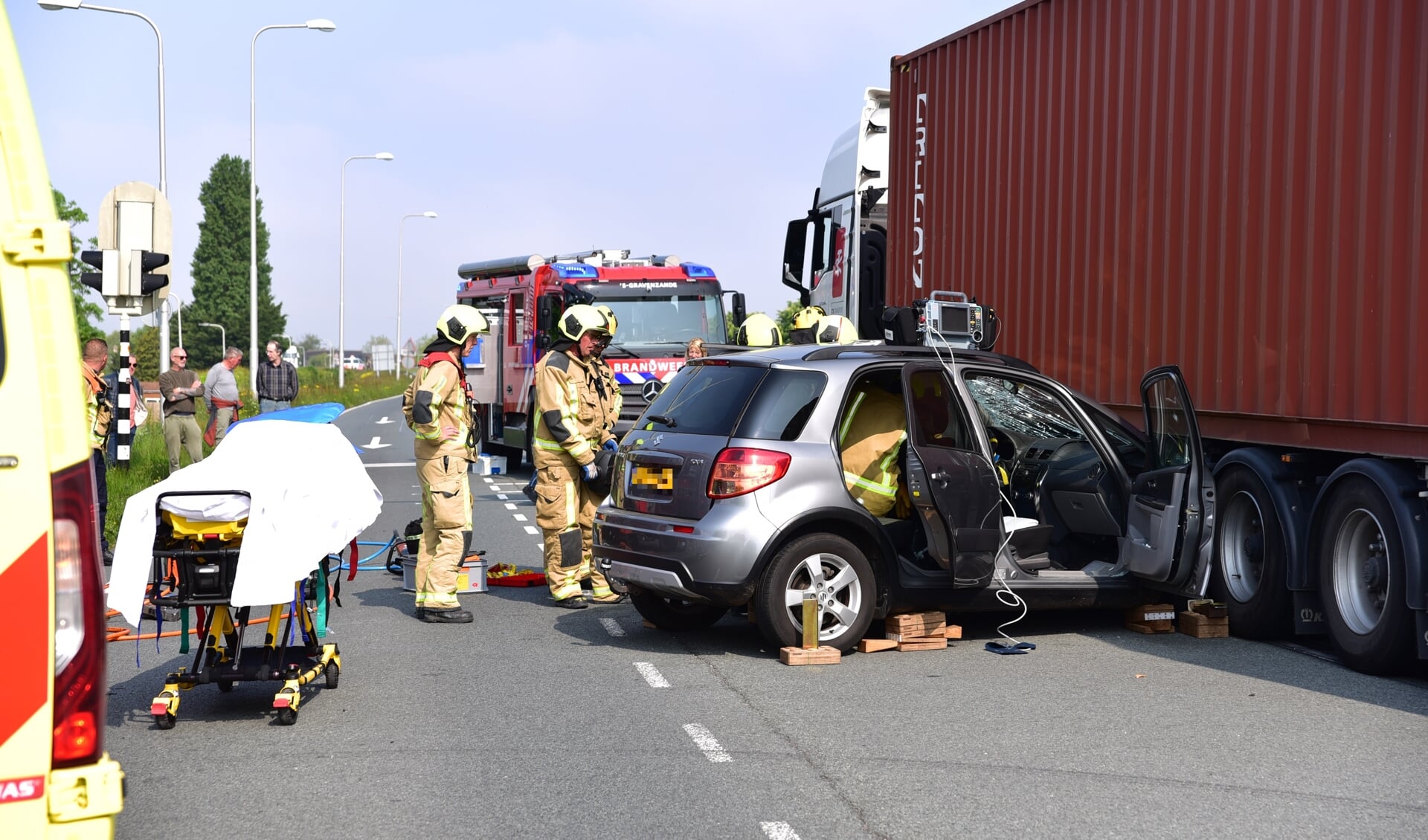 Auto komt onder een trailer van vrachtwagen op de Maasdijk 's-Gravenzande
