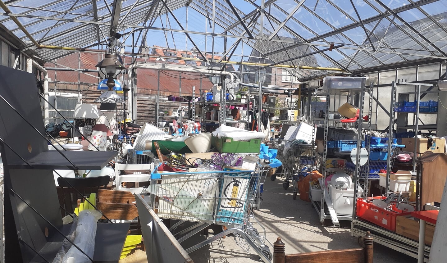 De vrijwilligers zijn nu druk doende om de voormalige vloerenwinkel en een deel van de aangrenzende kas aan de Kasteellaan in te richten.