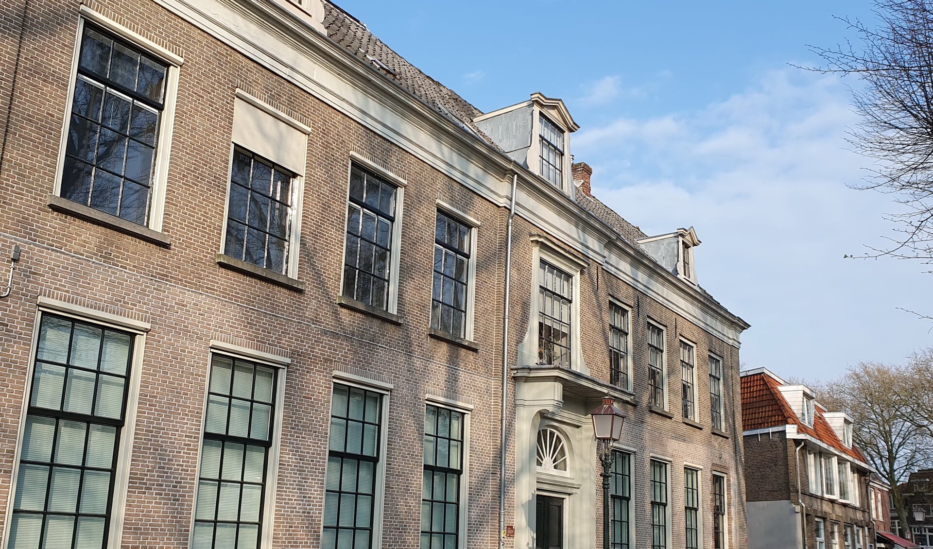 Eind 17e eeuw werd het voormalig pesthuis aan de Veemarkt in Hoorn verbouwd tot weeshuis. 