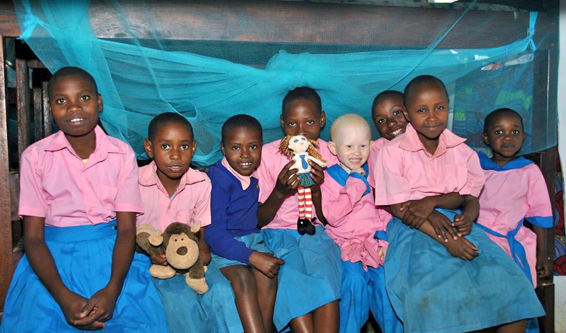 In het weeshuis in Afrika, gesteund door de Girls Empowerment Foundation waar de gehele opbrengst van de Westland Pinkster Classic 2023 naartoe gaat, wonen ook 8 albino meisjes.