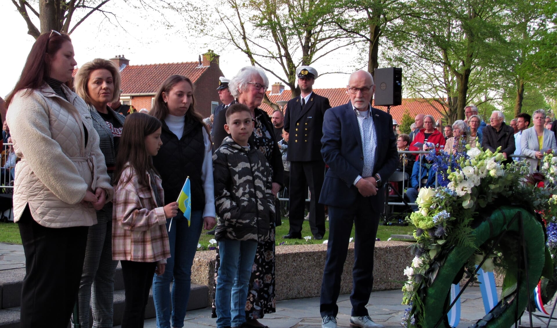 Bij de herdenking op 4 mei legden ook Oekraïners die in de Vliet wonen bloemen.