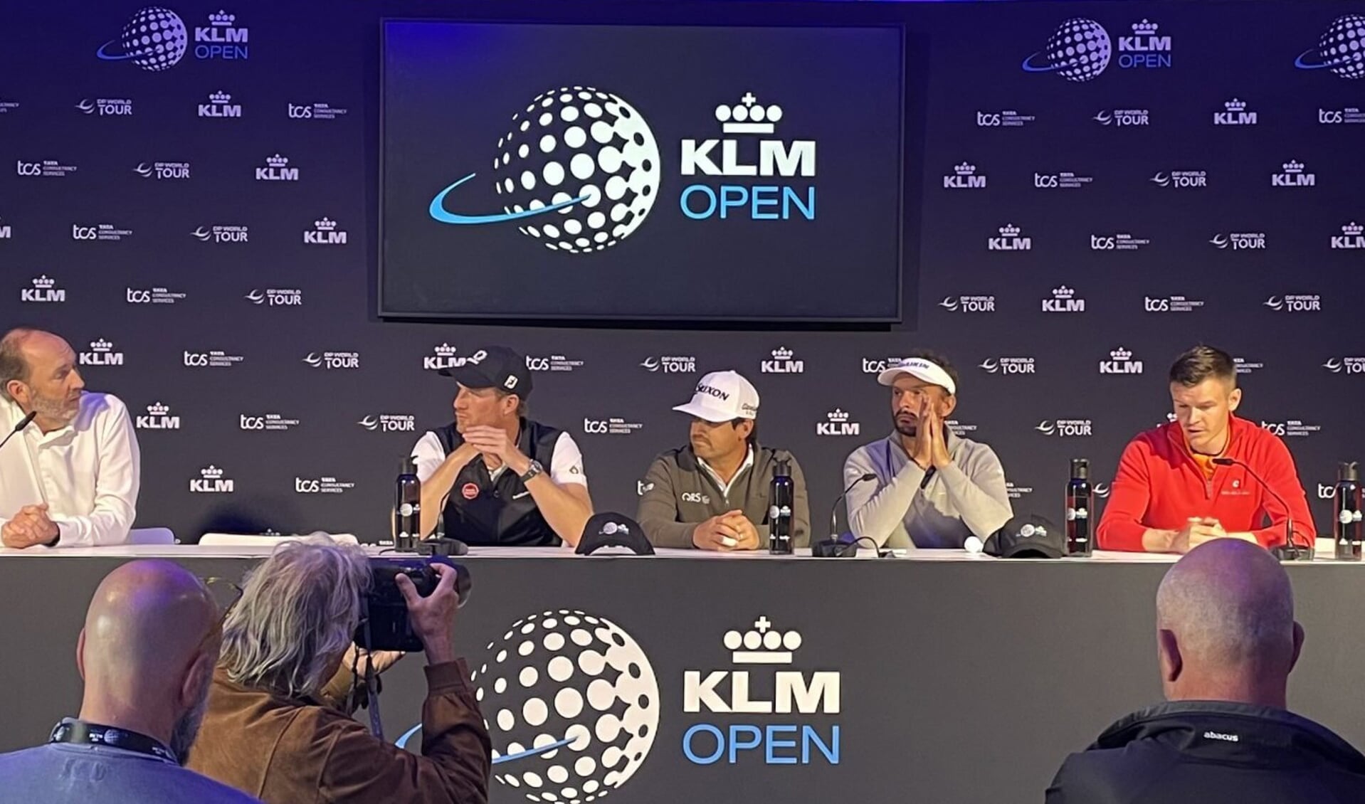 Toernooidirecteur Daan Slooter (links) ondervraagt de vier Nederlandse topspelers: (vlnr) Wil Besseling, Darius van Driel, Joost Luiten en Daan Huizing. Op de voorgrond luisteren golfjournalisten Ralph Blijlevens en Martijn Paehlig aandachtig mee. (Foto KLM Open)