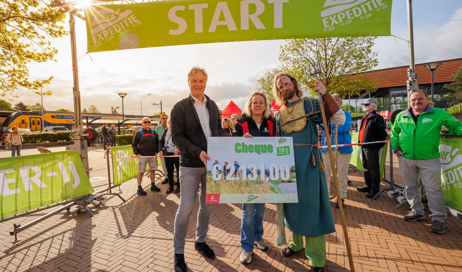 Voor de start van de 22 kilometer werd er een cheque van maar liefst € 2.131,- overhandigd aan Stichting Oer-IJ. 