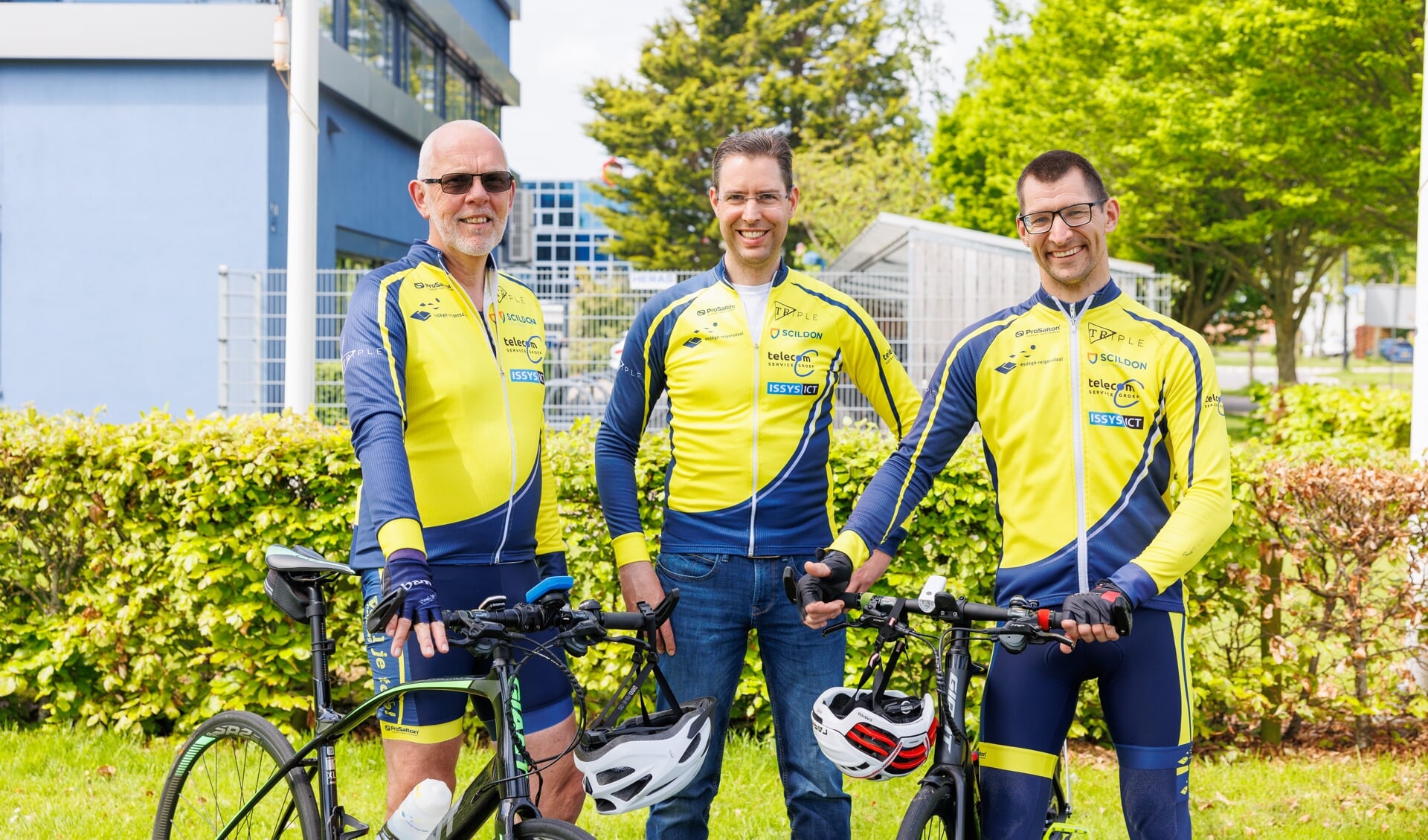 Cliënten Pavel de Ruijter en René Kos en vrijwilliger Marcel van Diepen (l) halen veel voldoening uit het fietsen met de ploeg.