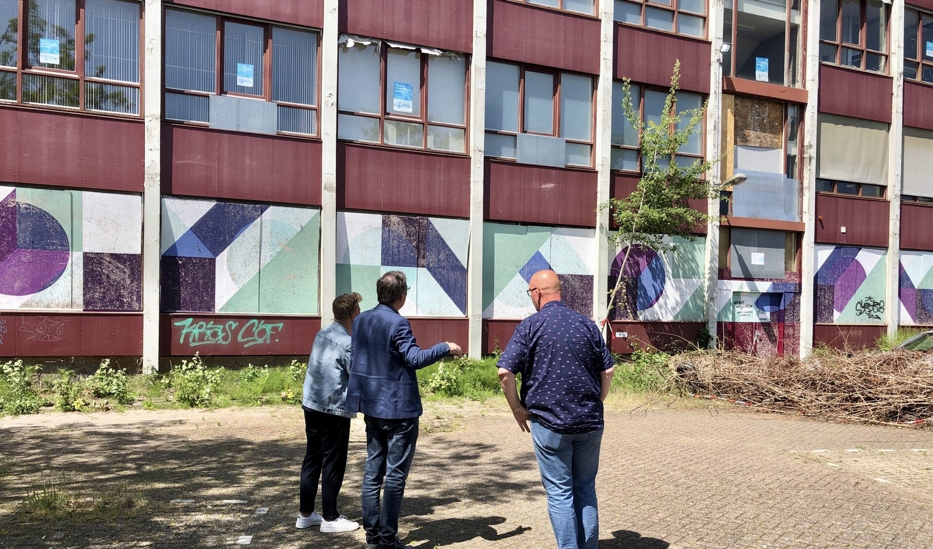 V.l.n.r. Ralf Sluijs, Ramon Meesters en stadsdeelvoorzitter Hart voor Den Haag, Ger Franke, bekijken het gebouw.
