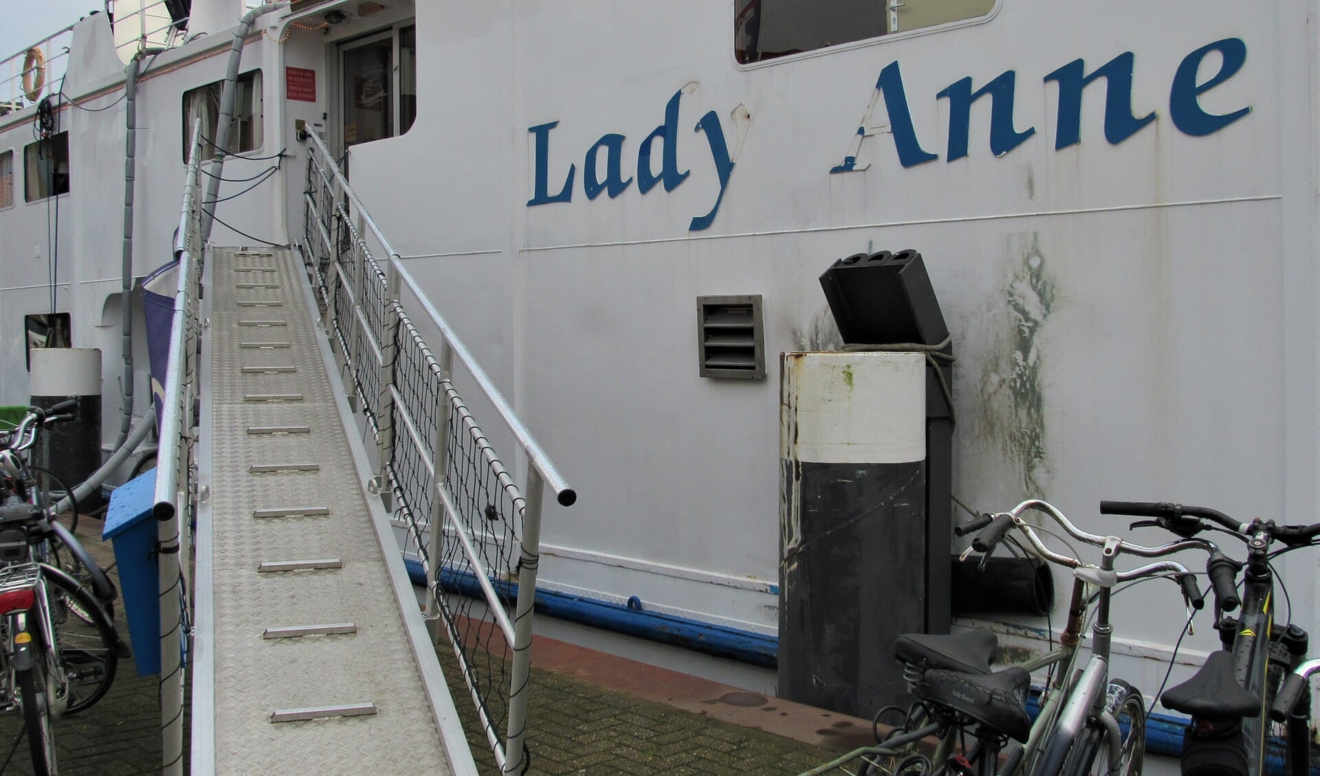 De Lady  Anne doet dienst als noodopvang voor vluchtelingen in Maassluis. Verder wonen in de Vliet ontheemde Oekraïners.