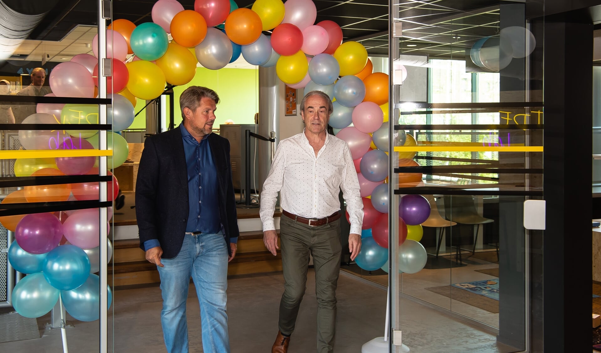 Wethouder Pascal Verkroost en de directeur van de bibliotheek Norbert van Halderen verrichtten samen de opening. 
