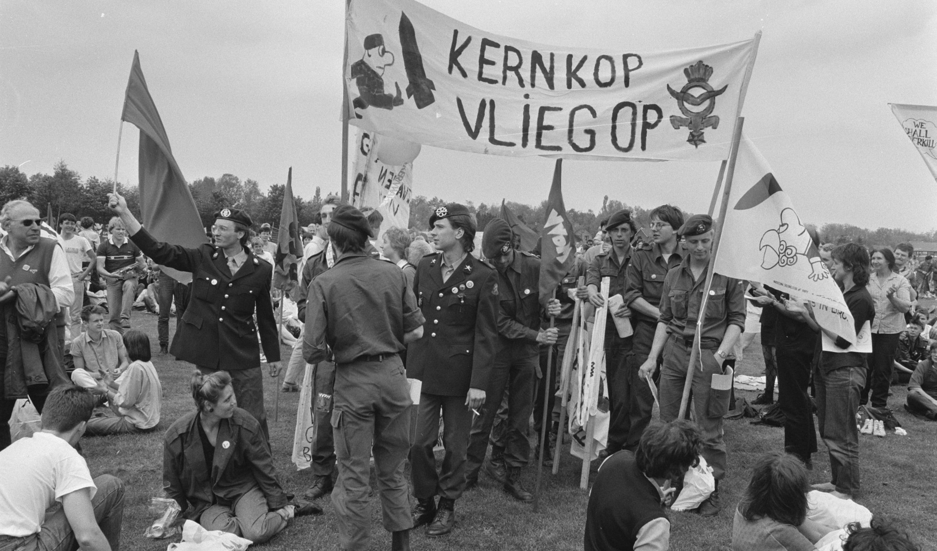 1986. Demonstranten protesteerden bij vliegbasis Woensdrecht tegen kruisraketten.