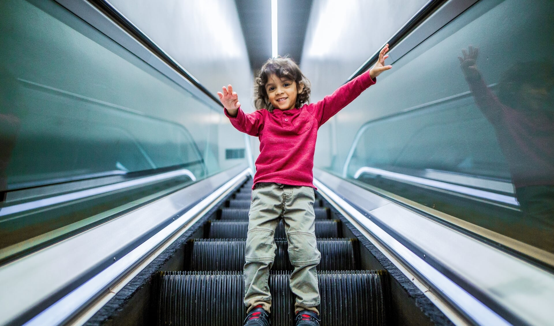 Kinderen kunnen vier maanden lang gratis reizen met de bus, tram en metro in Amsterdam.