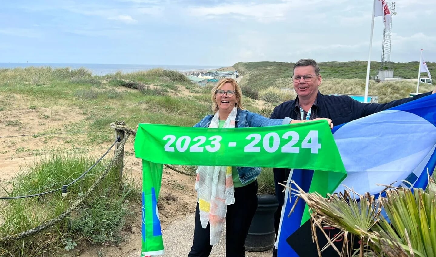 Menno en Caroline Klein-Bart blij met Blauwe Vlag en Groene Wimpel voor Jachthaven Uitgeest.