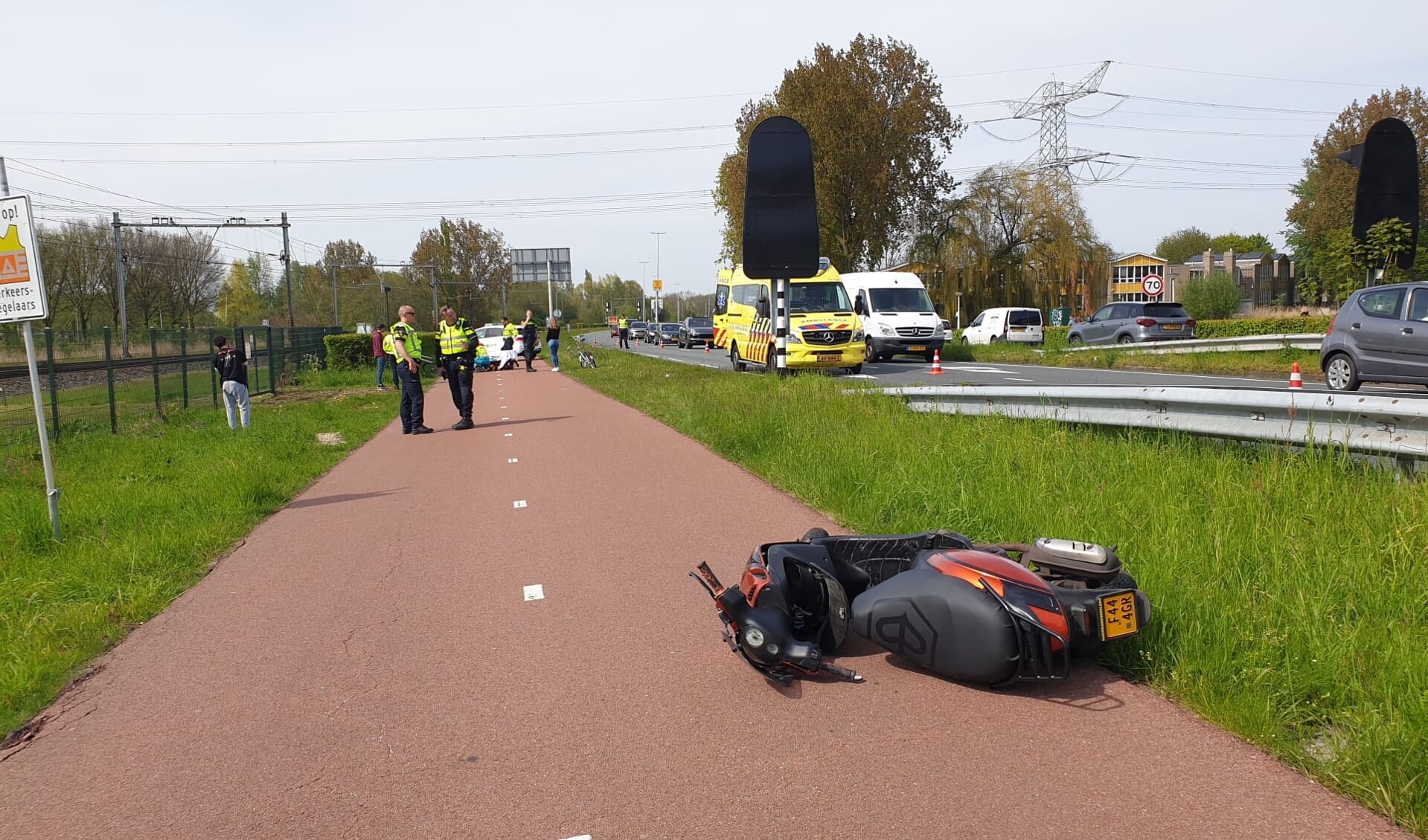 Ernstig Ongeluk Op Fietspad Zaandam: Scooter Klapt Hard Op Een Fietser ...