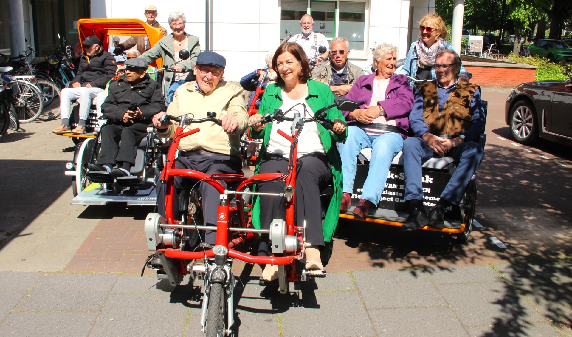Minister Connie Helder rijdt een rondje op de duo-fiets met Onderwatershofbewoner, de heer Visser.