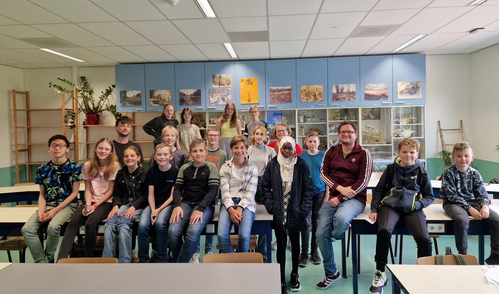 Diederik Jekel ging ook nog met de leerlingen van de scienceklas op de foto.
