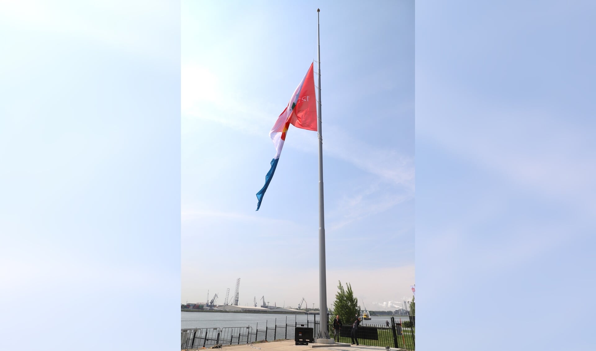 Burgemeester Bert Wijbenga hijst samen met Jan de Jonge de 12 x 18 meter grote vlag in de hoogste vlaggenmast van Nederland.  
