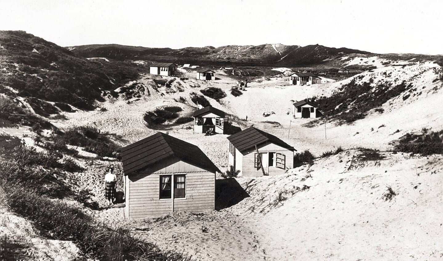 De eerste Wessanenhuisjes begin jaren vijftig. Ieder voorjaar werden de huisjes weer ‘zandvrij’ gemaakt.
