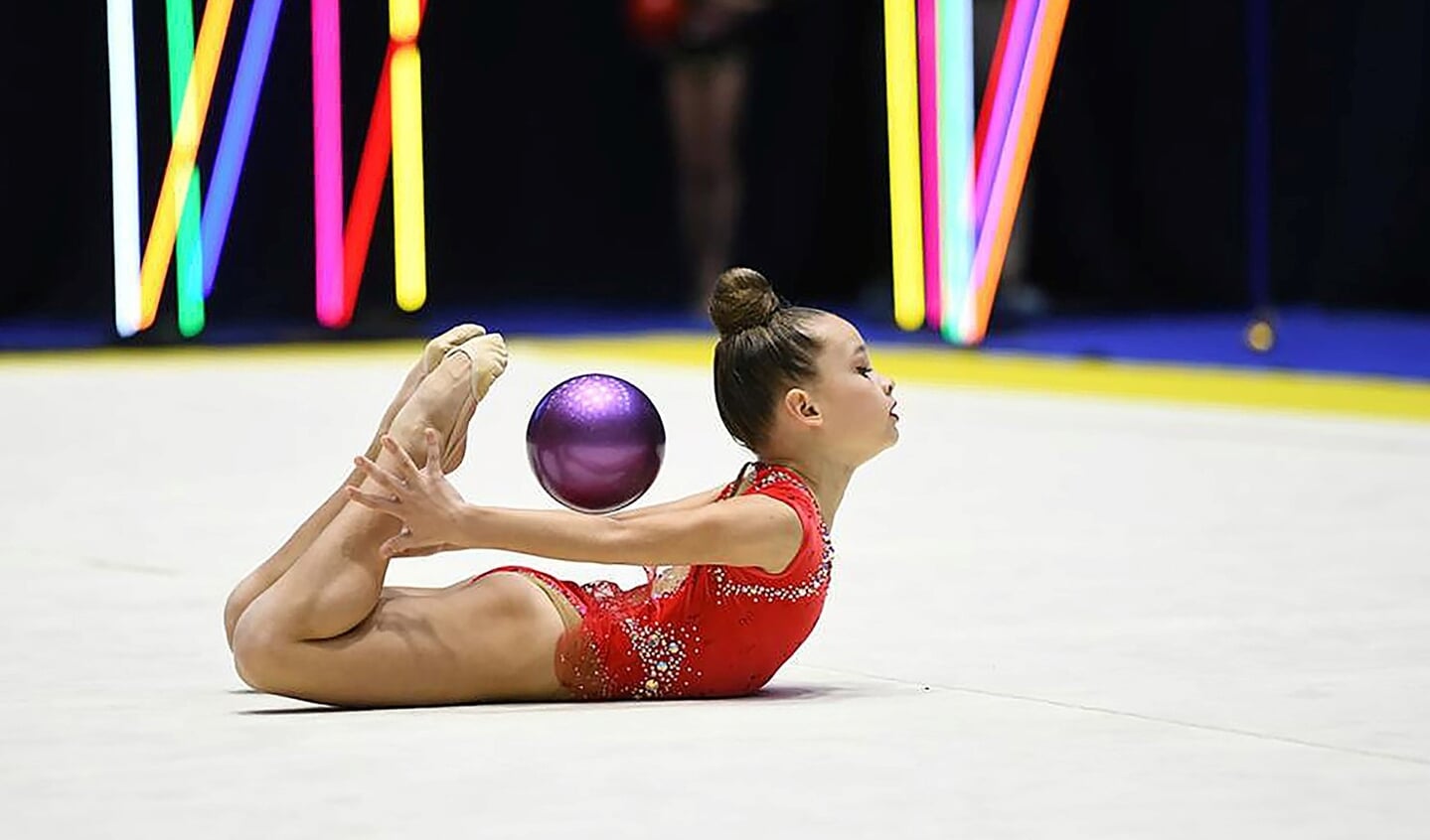 Masha met een van de onderdelen van ritmische gymnastiek.