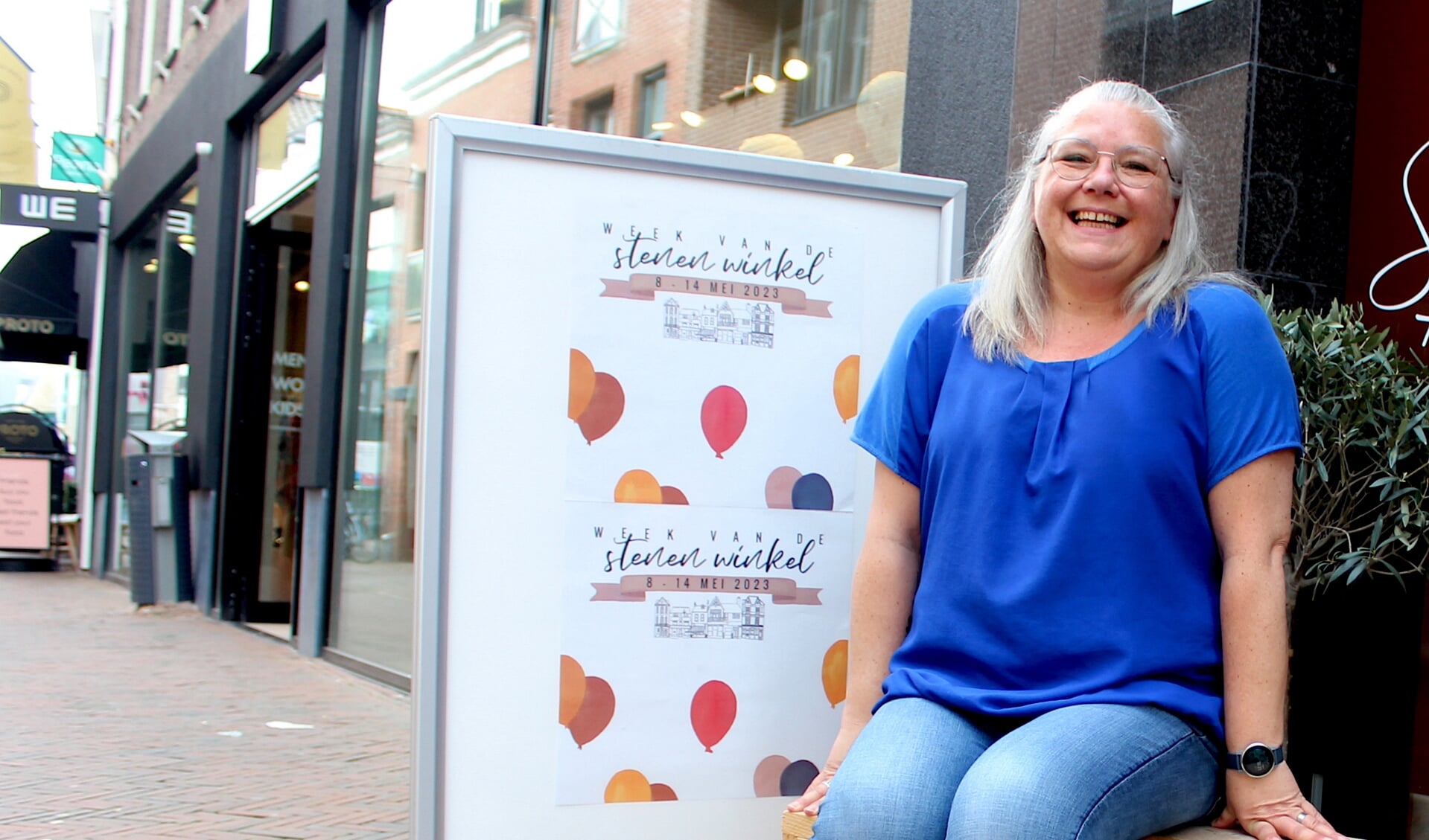 In de Alphense Van Mandersloostraat heeft Liesbeth Zandinga een actiebord voor haar winkel gezet: 'Ik wil graag dat mensen naar winkels gaan'
