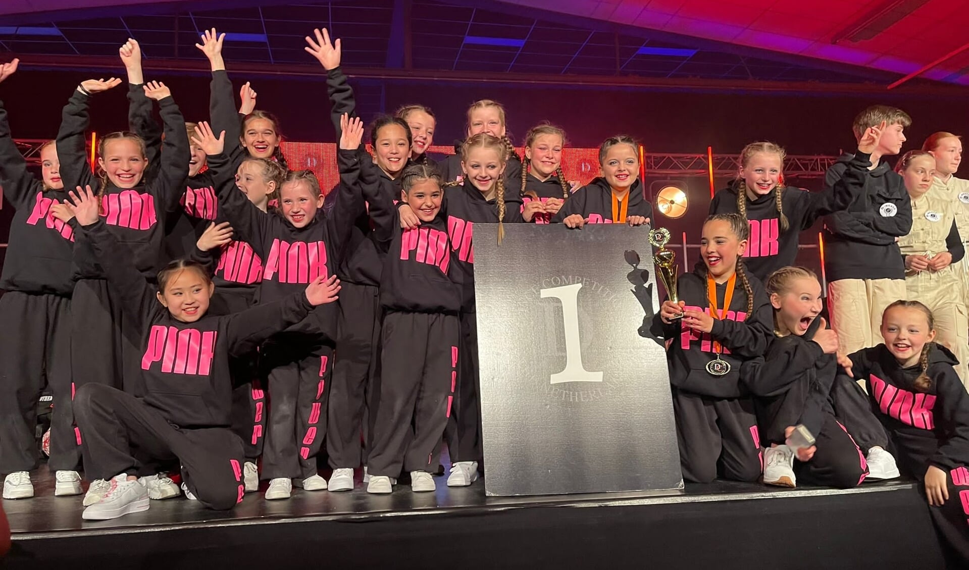 Het wedstrijdteam Pink Power van de Westlandse dansschool Dance For You.